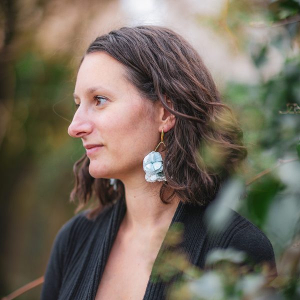 boucles d'oreilles forme goutte, hortensia stabilisé bleu clair, touche d'eucalyptus vert