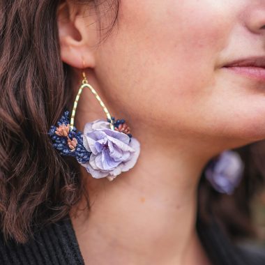 Boucles d'oreilles en fleurs stabilisées, base goutte, tons violets. Doré à l'or fin