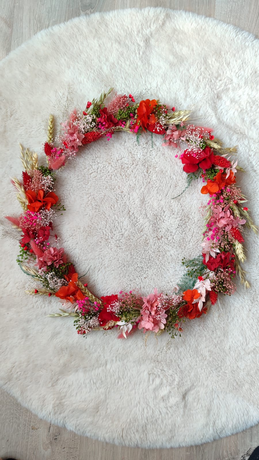 Grande couronne murale de 45 cm en fleurs séchées et stabilisées, parfaite pour une décoration automnale élégante. Composée d’hortensia, de blé, de lagurus, de gypsophile et de phalaris, elle apporte une touche naturelle et durable à votre intérieur. Sans entretien, elle conserve sa beauté pendant des années.