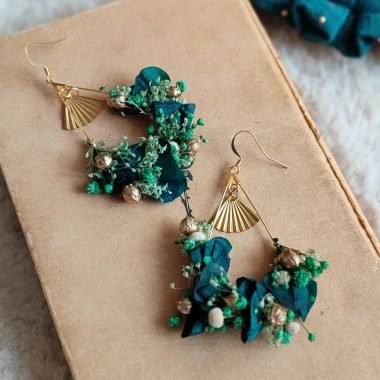 boucles d'oreilles goutte fleurs stabilisées + pochette froufrou verte